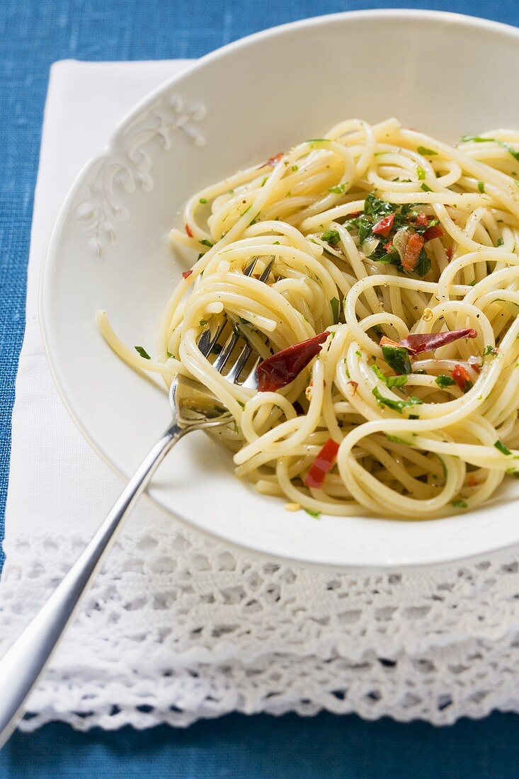 Spaghetti mit Chilischoten und Kräutern