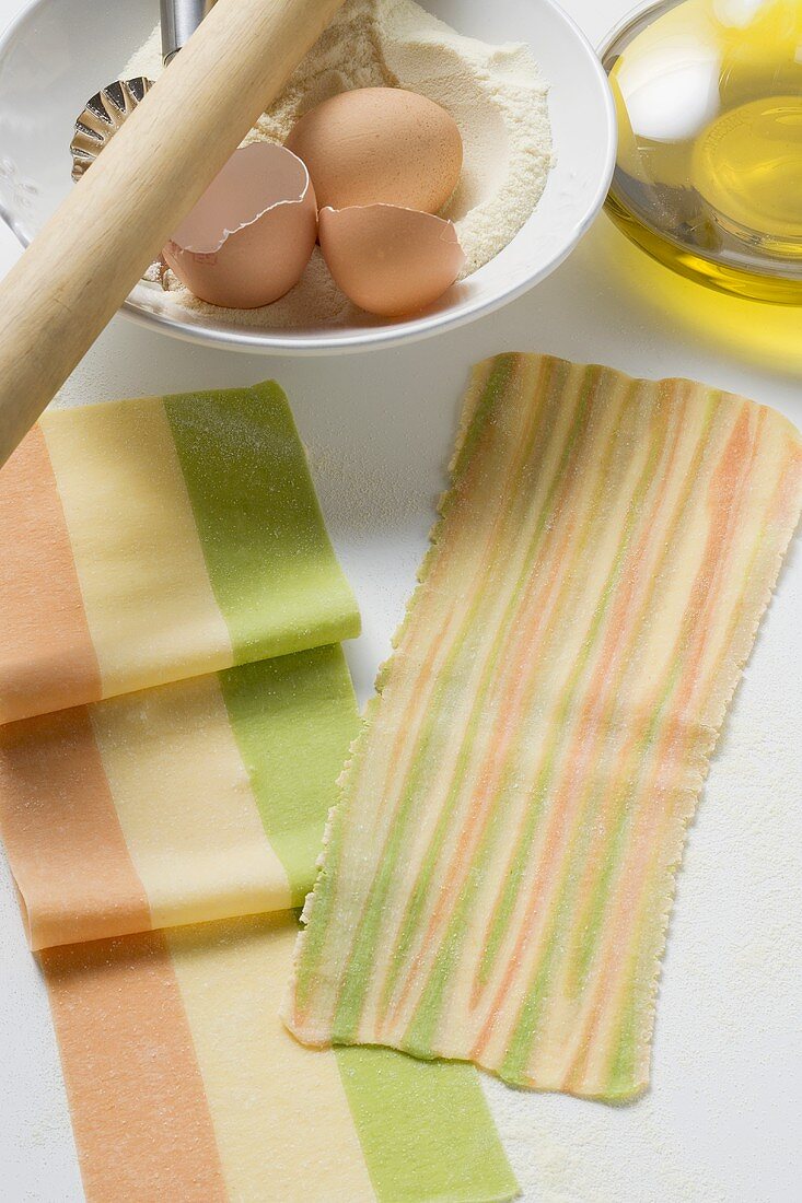 Selbstgemachte dreifärbige Lasagneblätter mit Zutaten