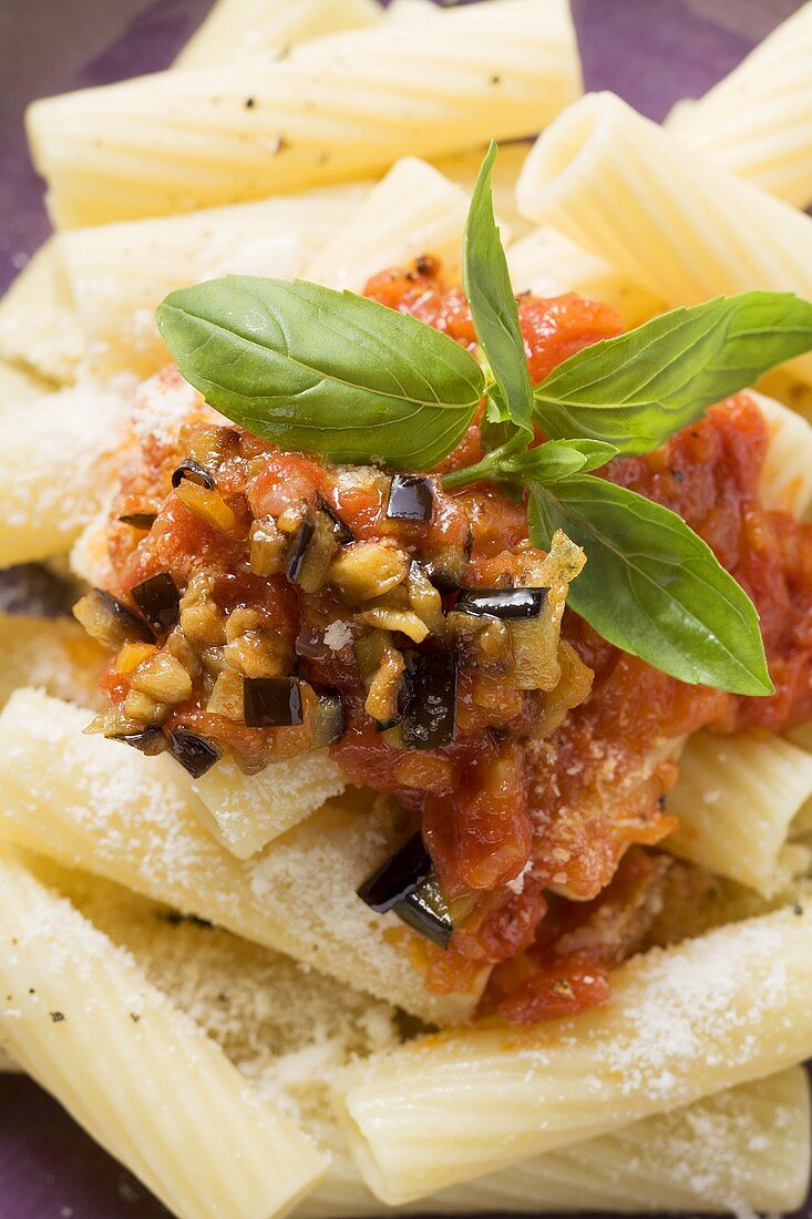 Rigatoni with tomato sauce, olives and Parmesan (close-up)