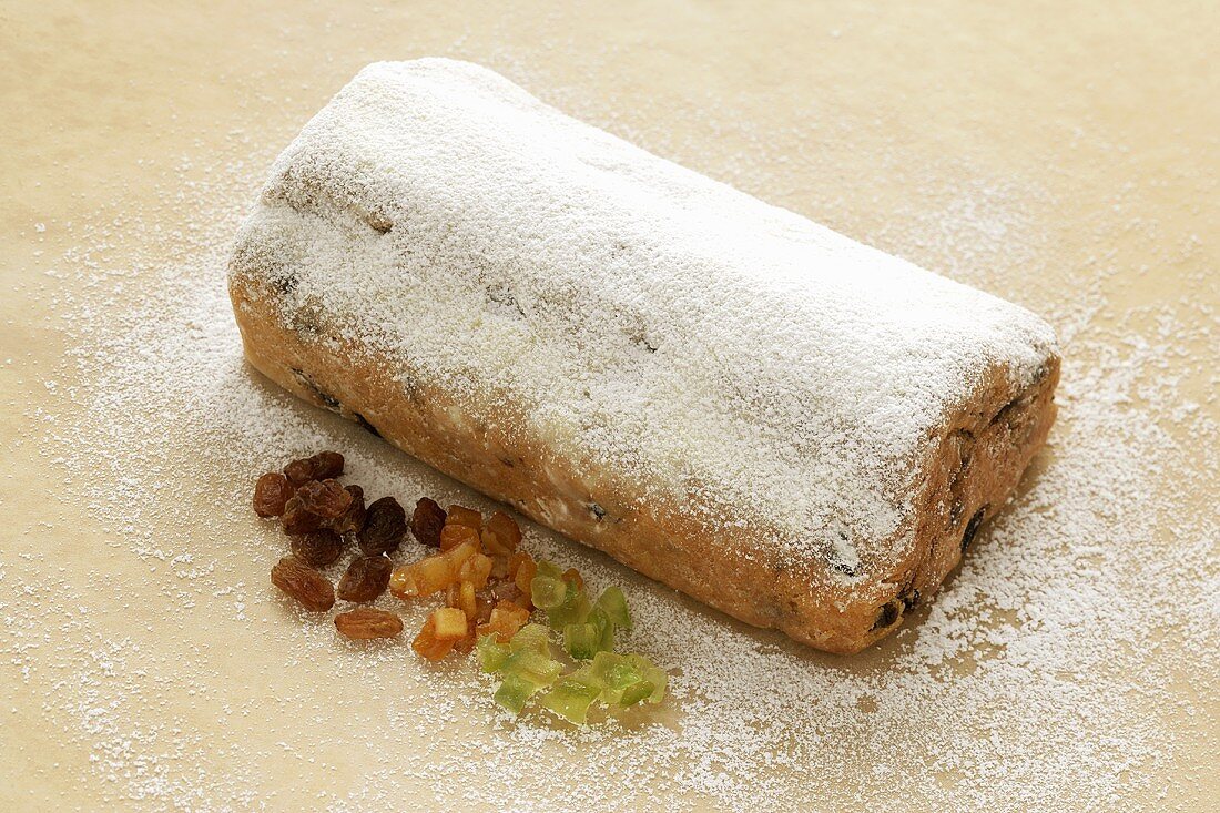 Stollen mit Puderzucker und Zutaten