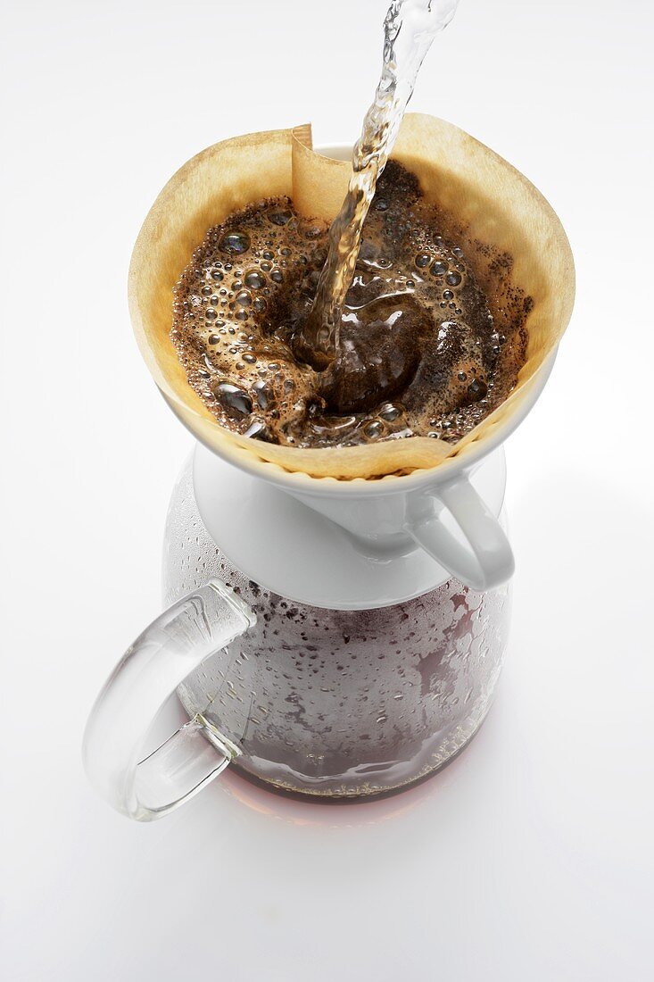 Filterkaffee zubereiten (heisses Wasser aufgiessen)