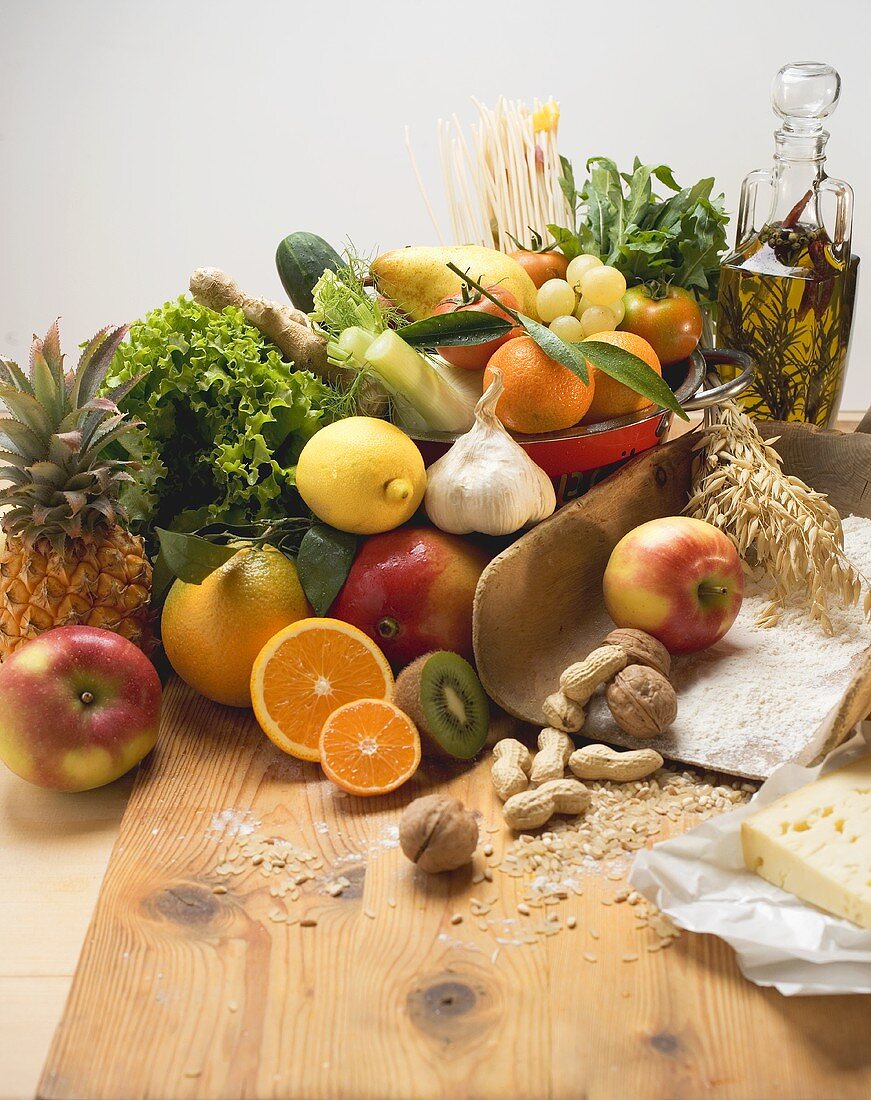 Frisches Gemüse, Obst, Nüsse, Mehl, Käse und Olivenöl