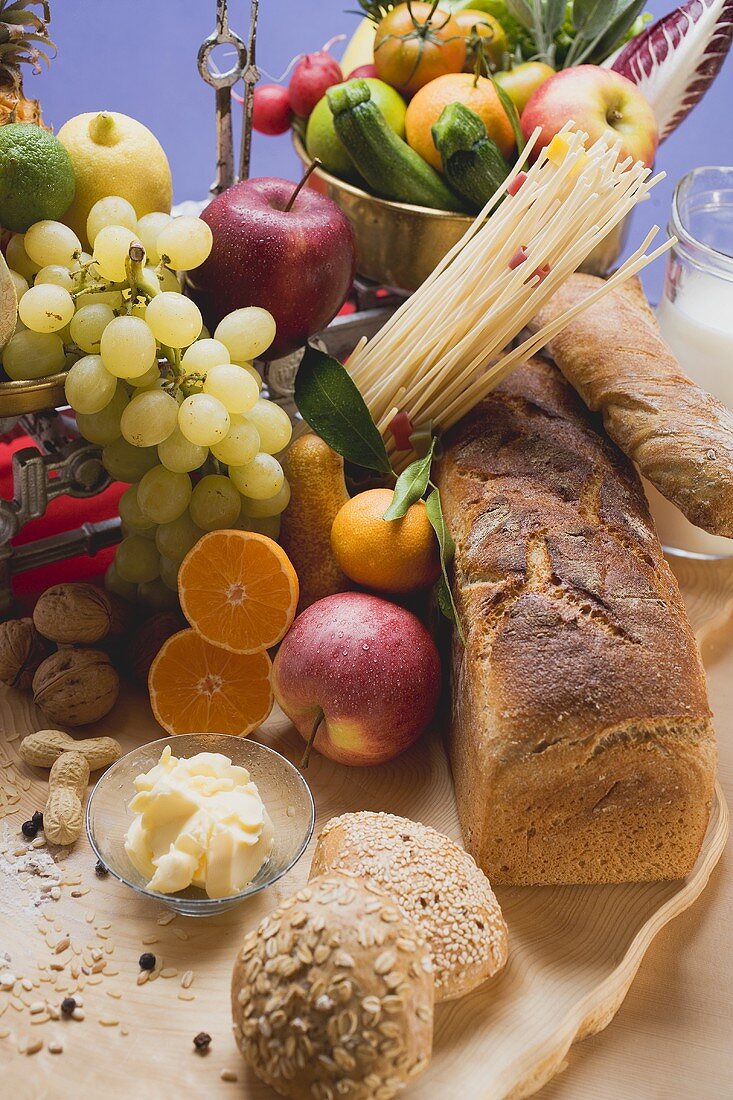 Frisches Gemüse, Obst, Butter, Nüsse und Vollwertbrot