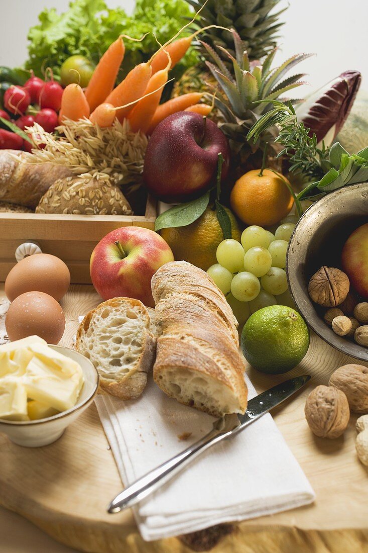 Stillleben mit Gemüse, Obst, Eiern, Butter, Nüssen, Baguette