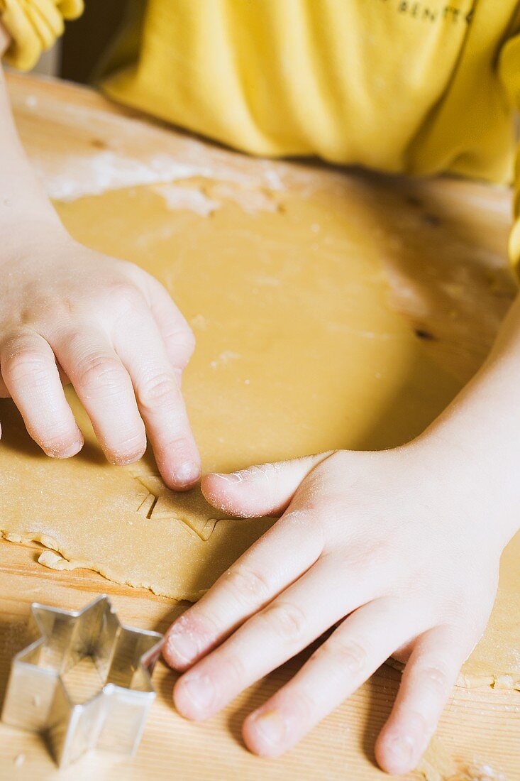 Kind sticht Plätzchen aus