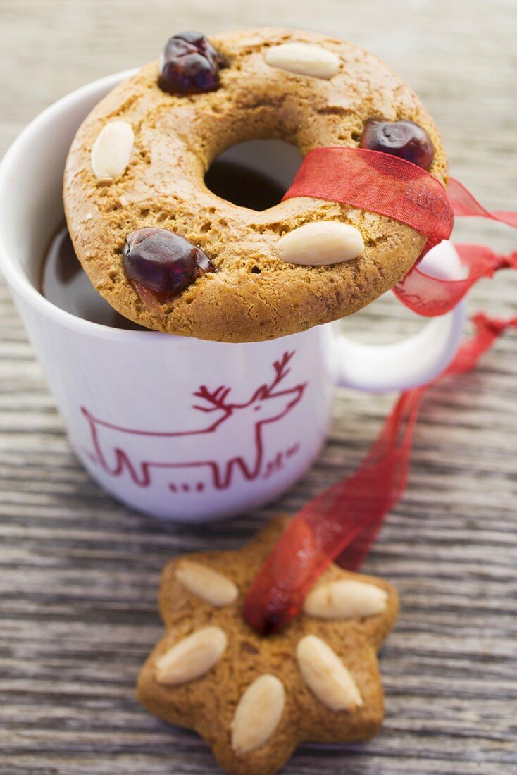 Lebkuchenanhänger auf und neben Tasse