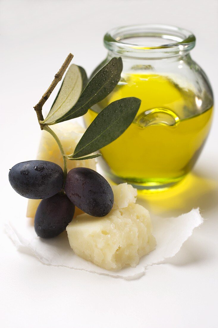 Schwarze Oliven am Zweig, Parmesan und Olivenöl