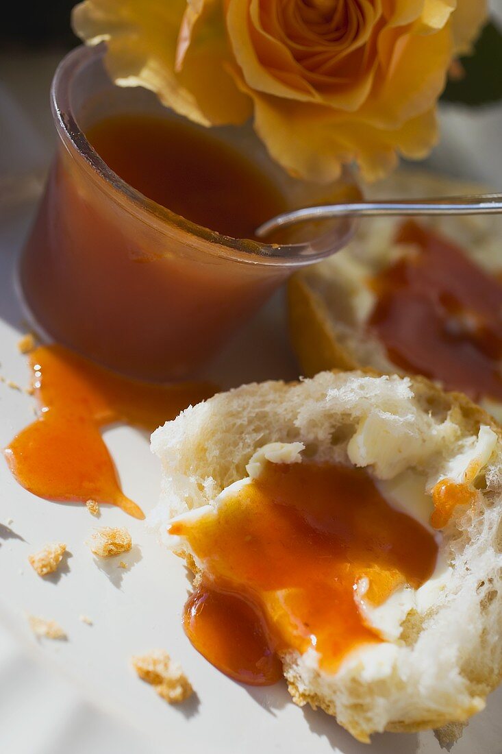 Brötchen mit Hagebuttenmarmelade