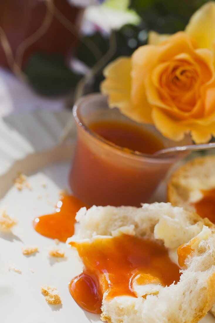 Brötchen mit Hagebuttenmarmelade