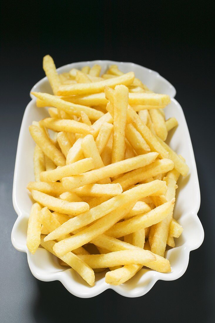 Pommes frites in weisser Schale