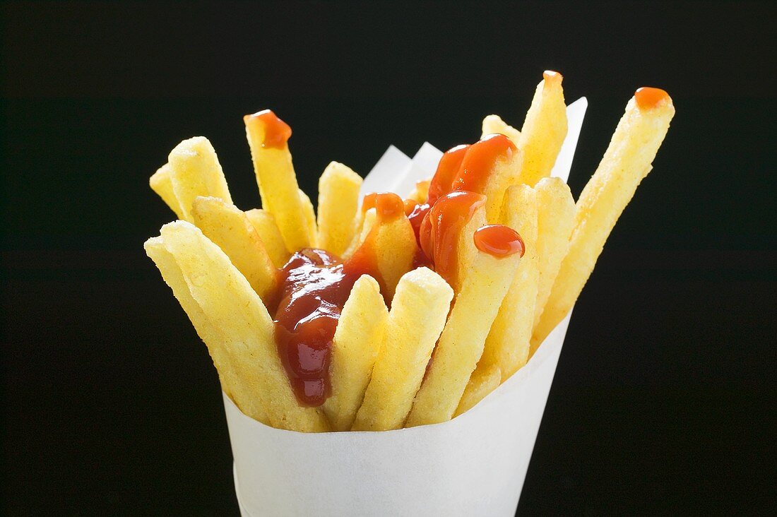 Pommes frites mit Ketchup in Papiertüte