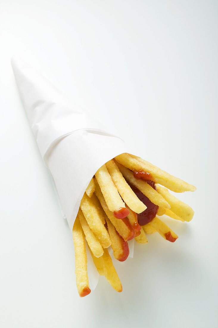 Pommes frites mit Ketchup in Papiertüte