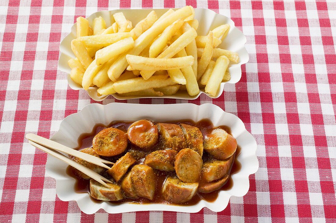 Currywurst mit Ketchup und Pommes frites