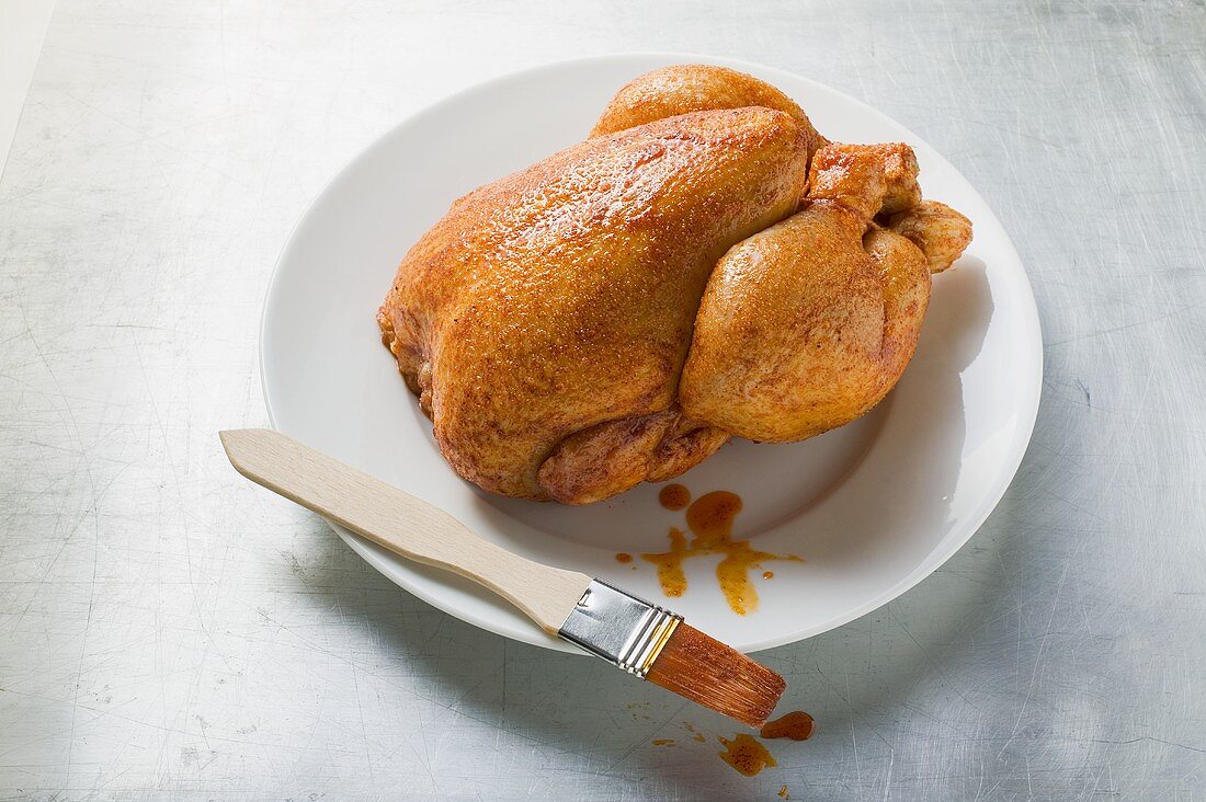 Frisches mariniertes Huhn mit Grillpinsel