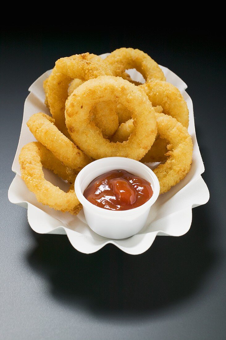 Deep-fried onion rings with ketchup