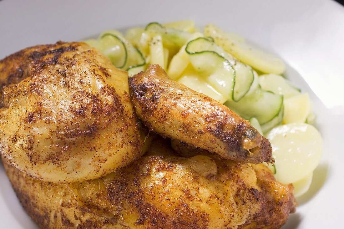 Halbes Grillhähnchen mit Kartoffel-Gurken-Salat