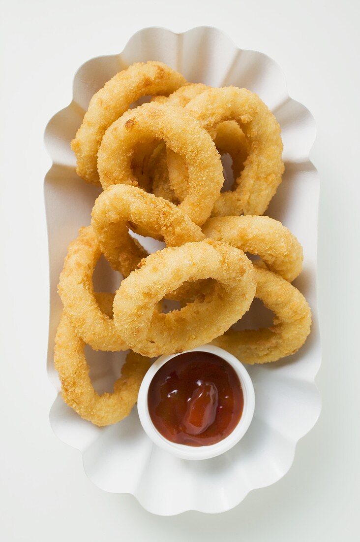 Frittierte Zwiebelringe mit Ketchup