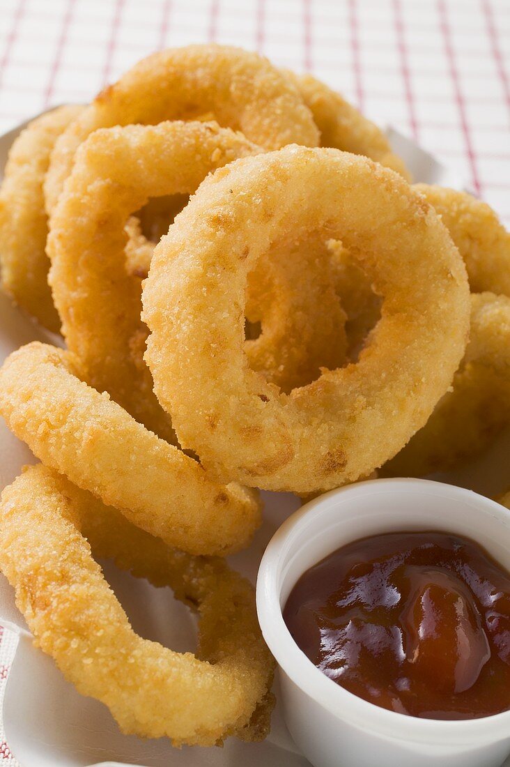 Frittierte Zwiebelringe mit Ketchup