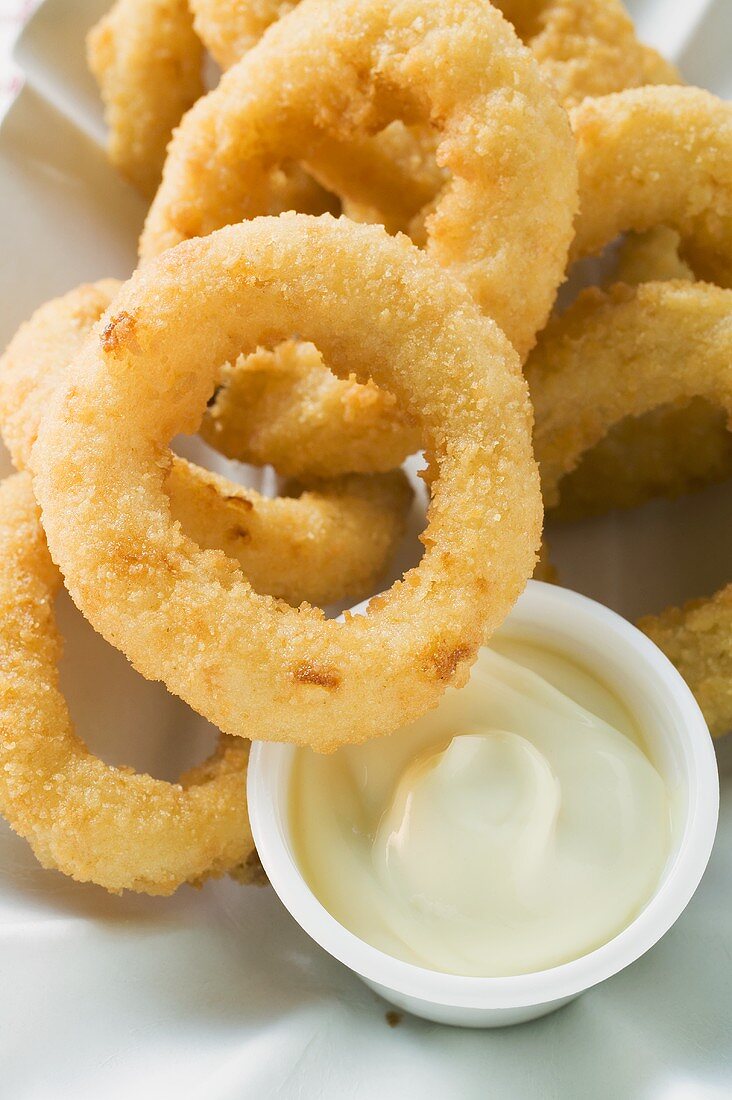 Frittierte Zwiebelringe mit Mayonnaise