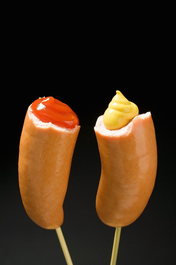 Zwei halbe Wiener Würstchen mit Senf und Ketchup