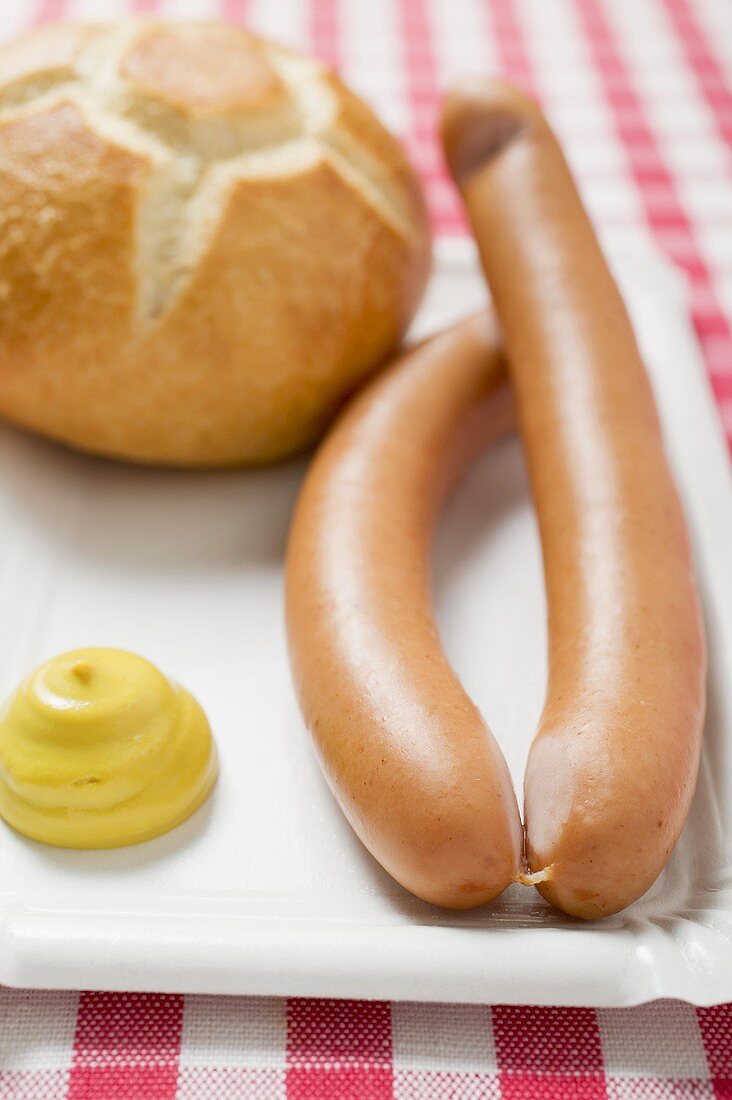 Wiener Würstchen mit Senf und Brötchen … – Bilder kaufen – 957412 StockFood