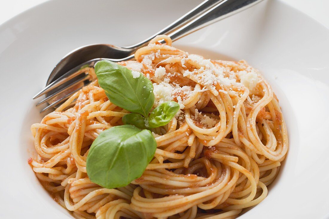 Spaghetti mit Tomatensauce, Basilikum und Parmesan