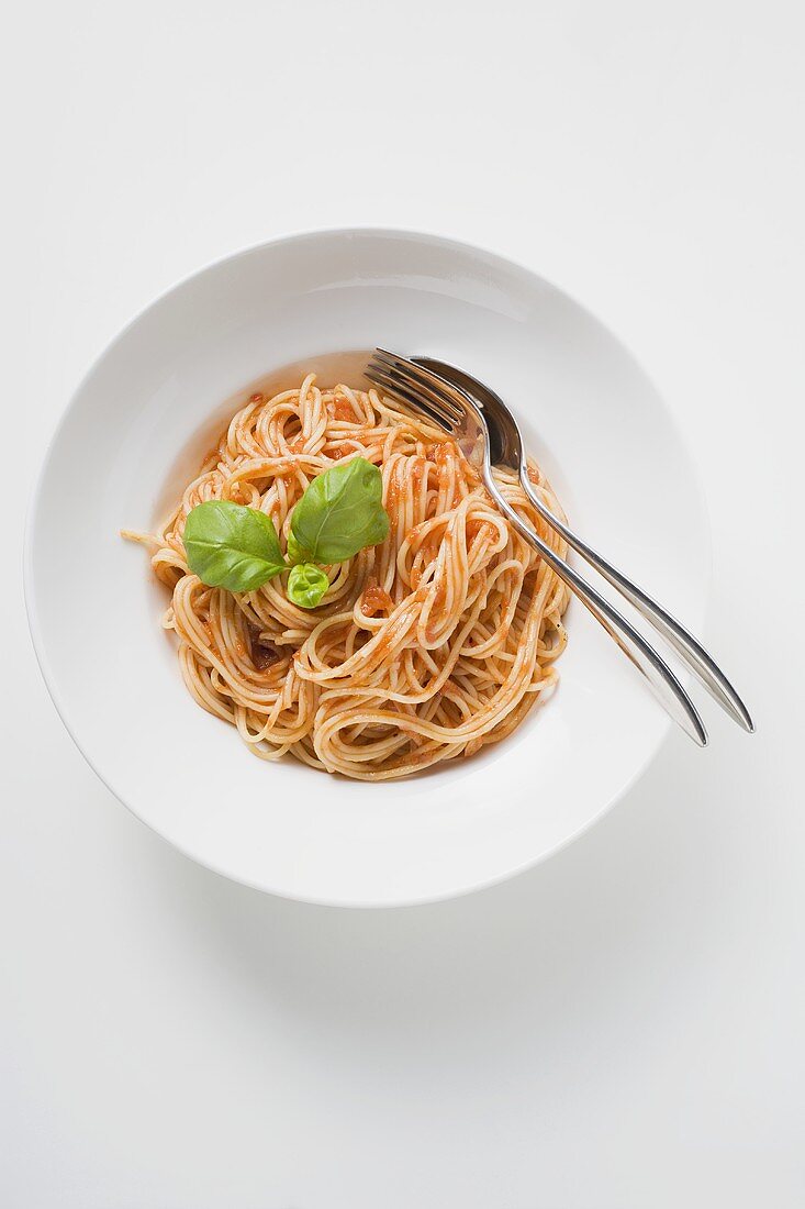 Spaghetti mit Tomatensauce und Basilikum