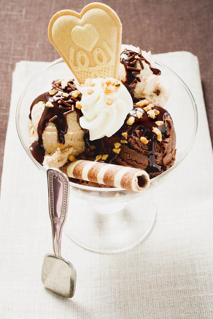 Schokoladen-Nuss-Eisbecher mit Sahne und Hippen