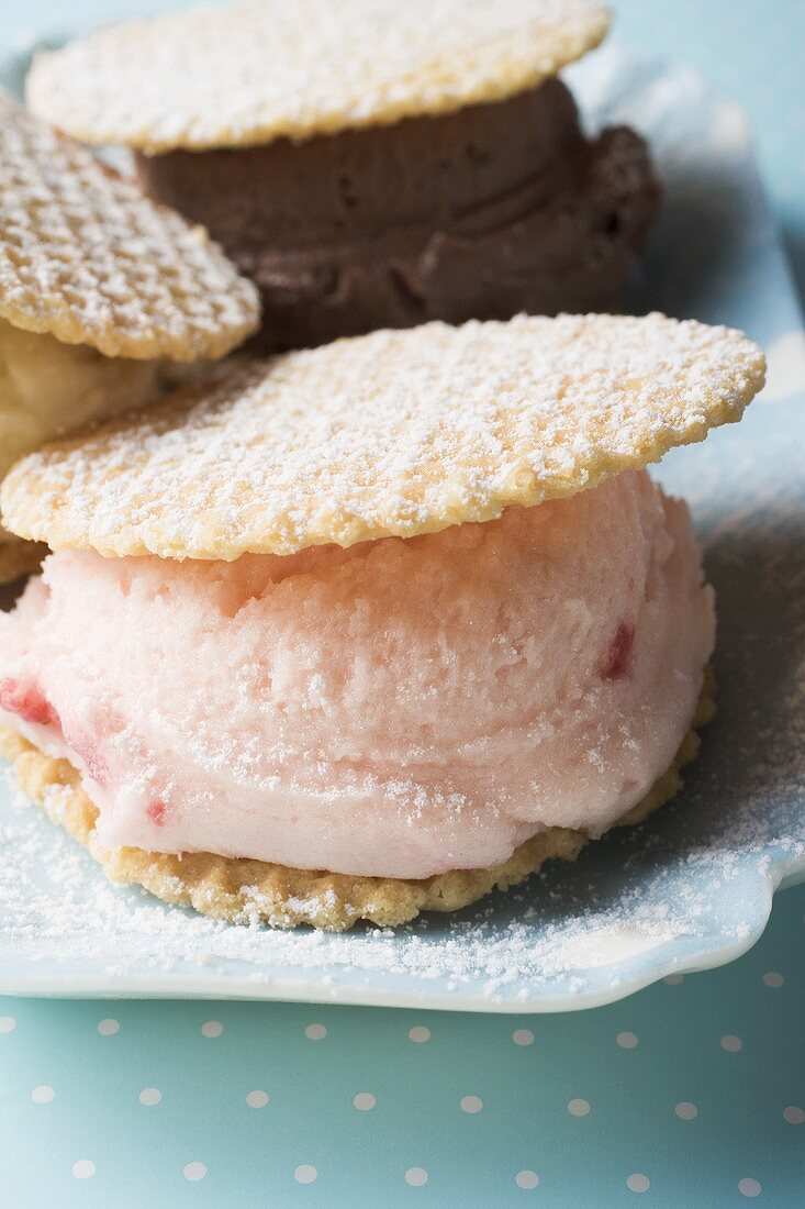 Eis-Sandwiches mit Erdbeer-, Vanille- … – Bilder kaufen – 957540 StockFood