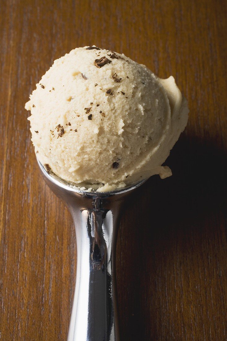 Scoop of ice cream in ice cream scoop (overhead view)