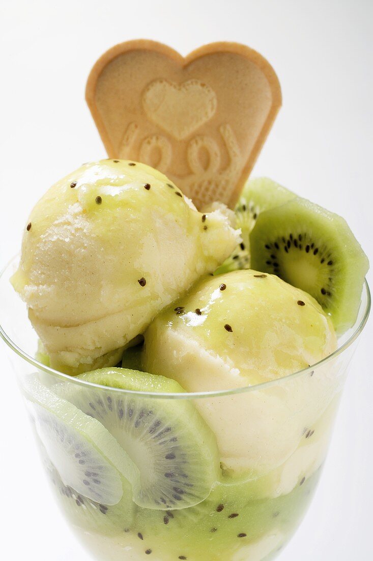 Eisbecher mit frischen Kiwis