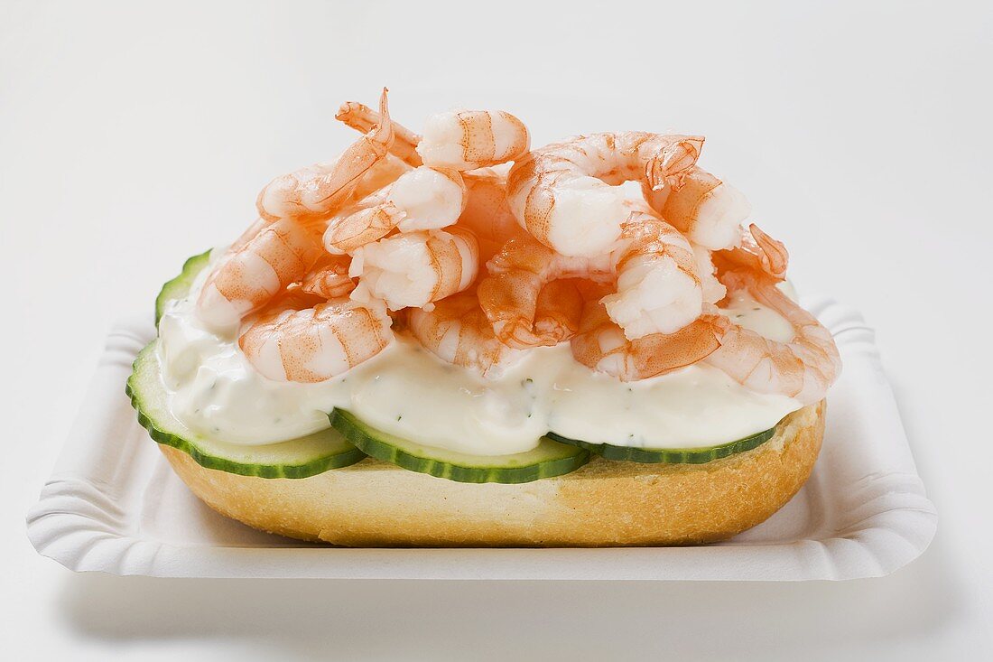 Roll topped with shrimps, cucumber and remoulade