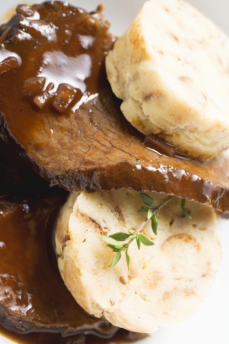 Rinderbraten mit Serviettenknödel (Close Up)