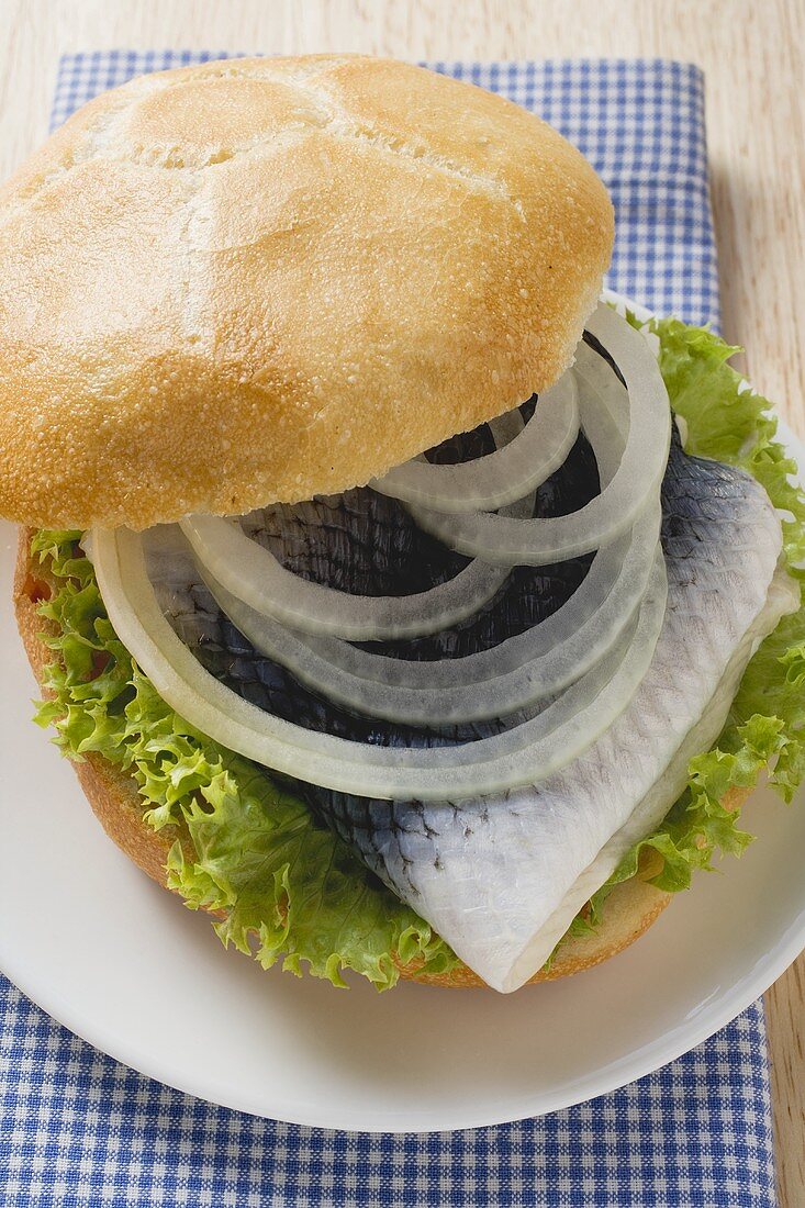 Bread roll filled with herring and onions