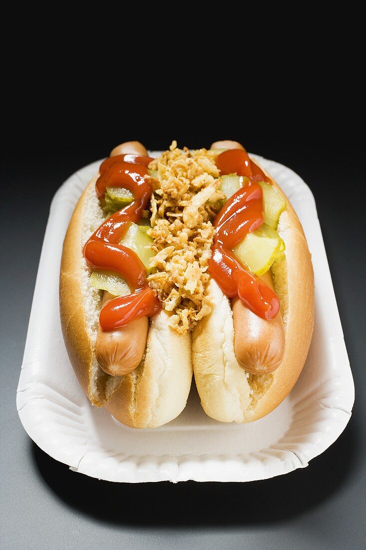 Hot Dogs mit Ketchup auf Pappteller