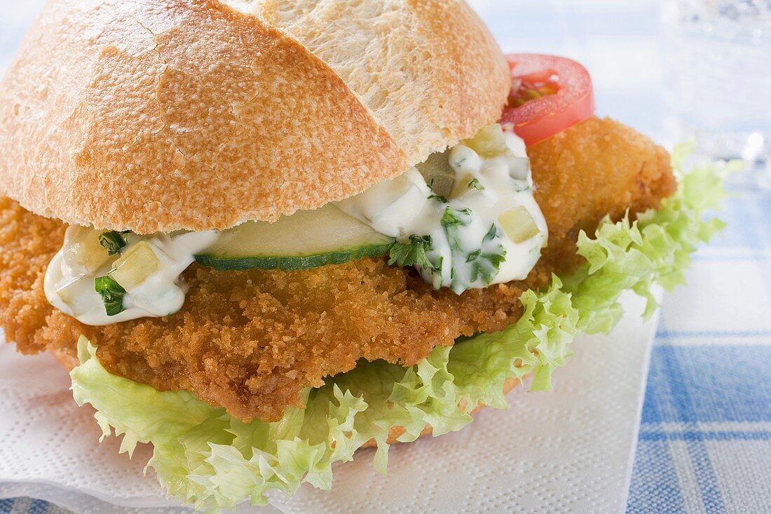 Breaded escalope in a bread roll with remoulade