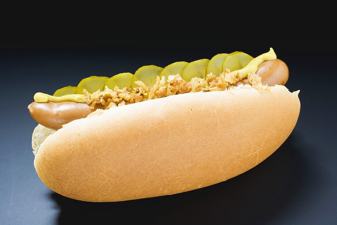 Hot Dog mit Essiggurken, Röstzwiebeln und Senf