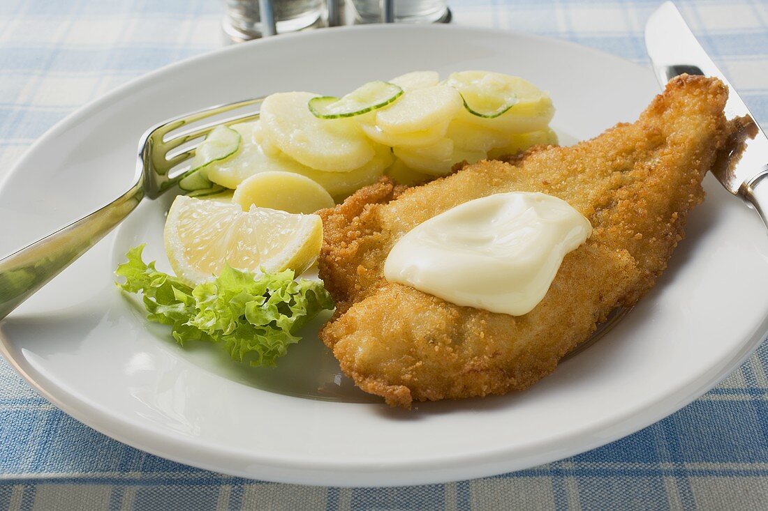 Fischfilet mit Mayonnaise und Kartoffelsalat