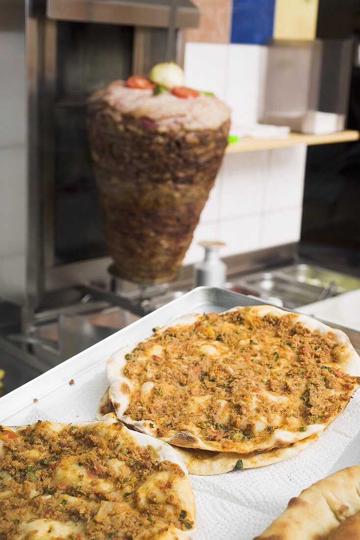 Pizza mit Hackfleisch im Imbisslokal (Türkei)