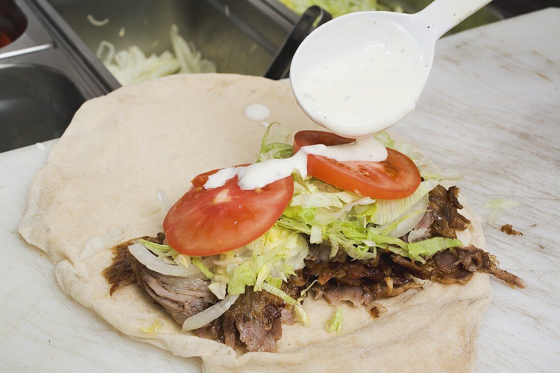 Döner-Wrap zubereiten (mit Joghurt beträufeln)