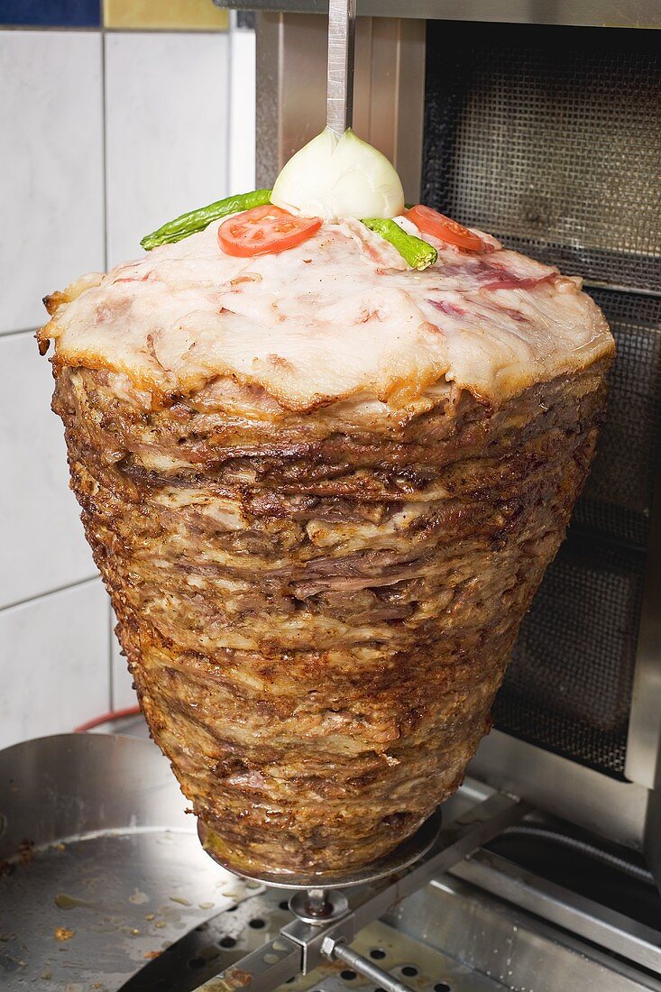 Döner Kebab am Drehspiess in Küche eines Imbisslokals
