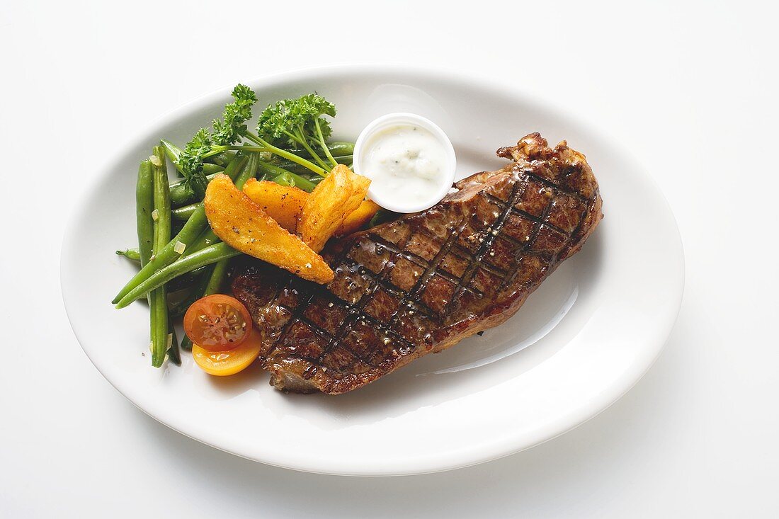 Gegrilltes Rindersteak mit Gemüsebeilage und Dip