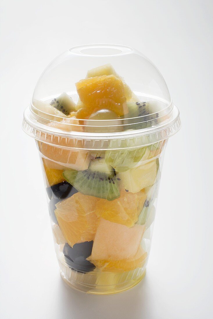 Fruchtsalat im Plastikbecher