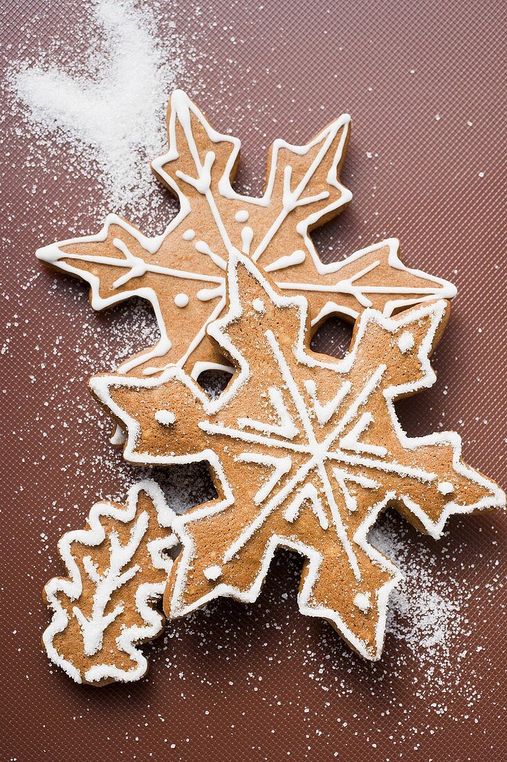 Schneeflocken und Blatt aus Lebkuchen