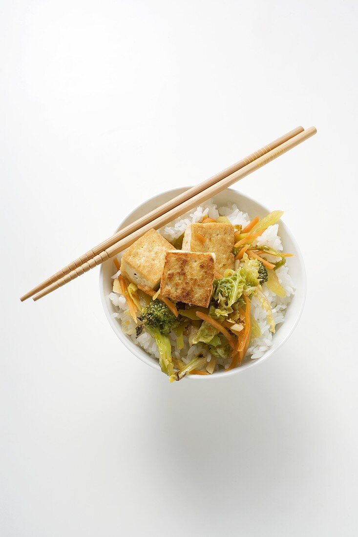 Tofu mit Wokgemüse auf Reis (Draufsicht)