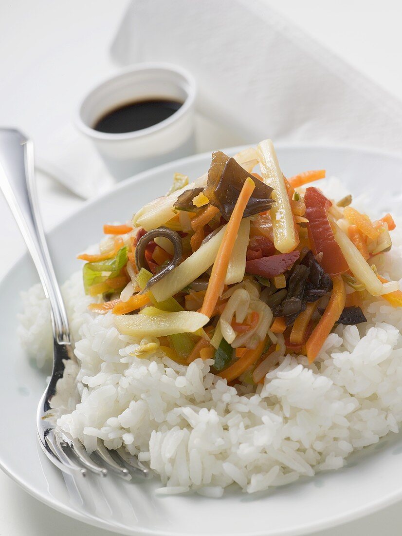 Reis mit asiatischem Gemüse, Sojasauce