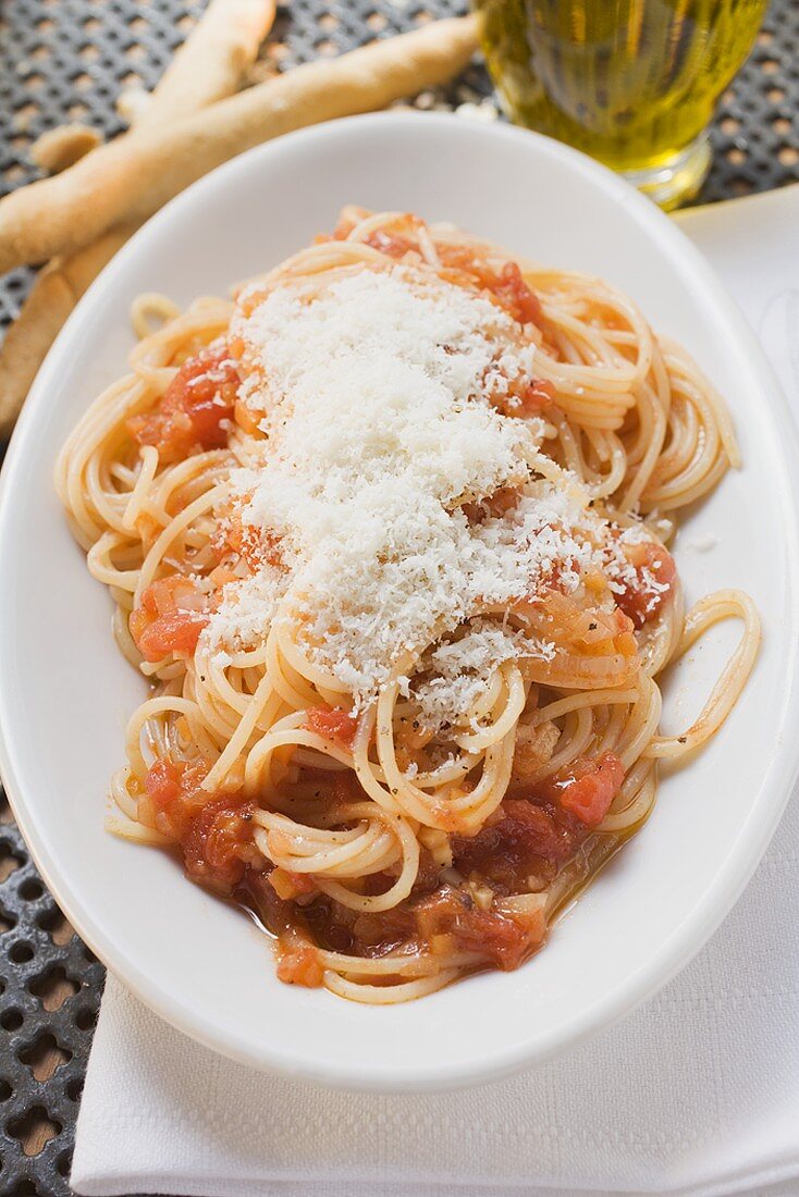 Spaghetti mit Tomatensauce und Parmesan