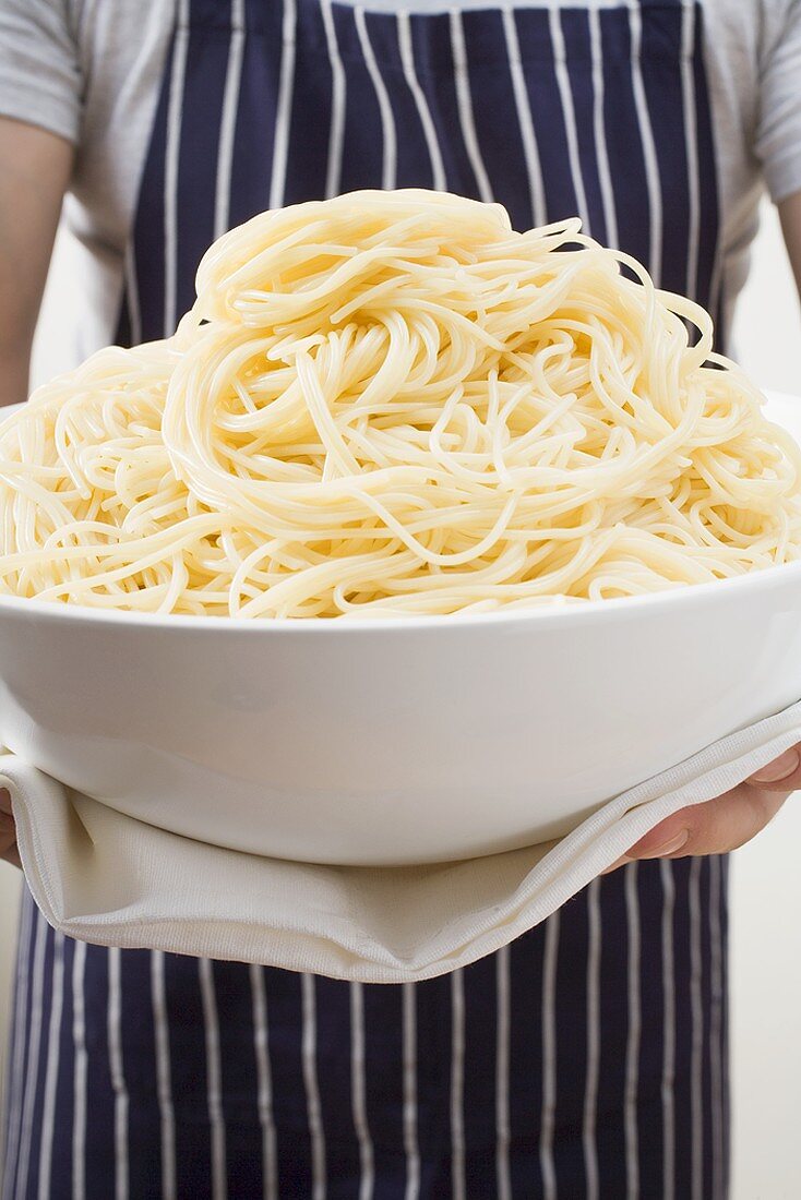 Cooked spaghetti in large bowl