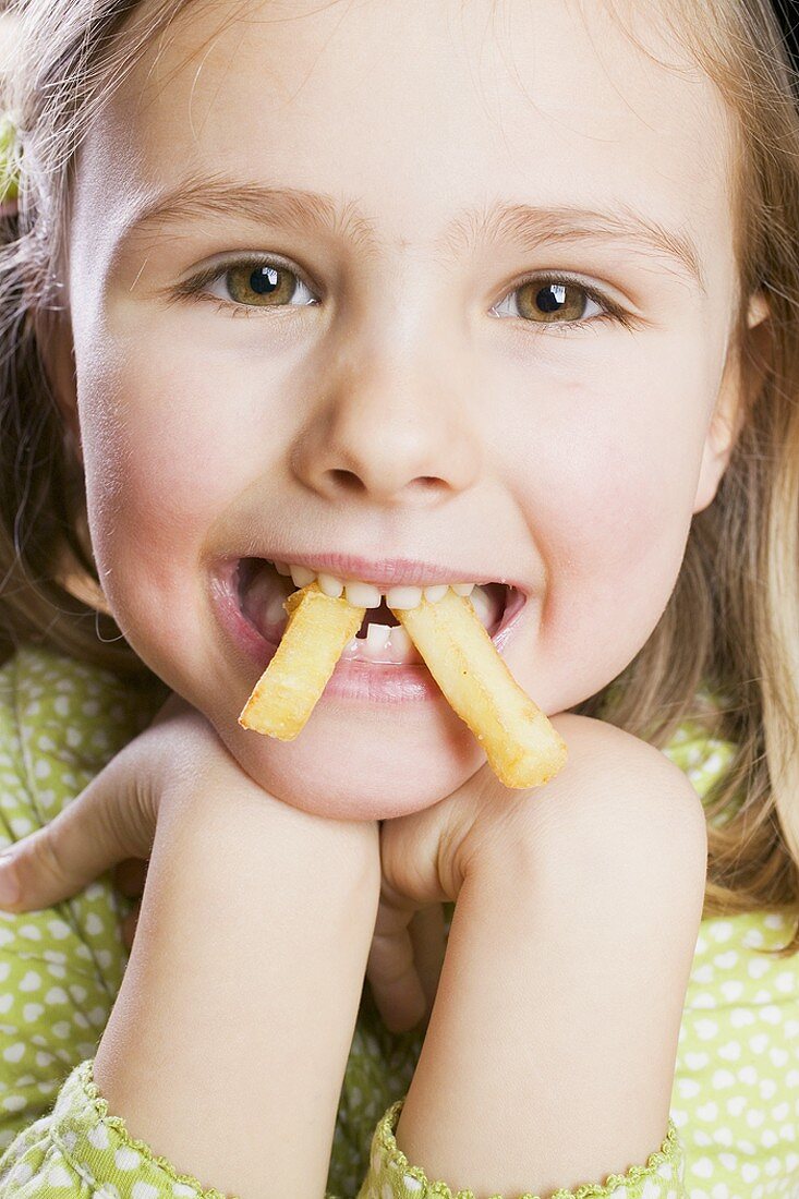 Mädchen isst Pommes frites