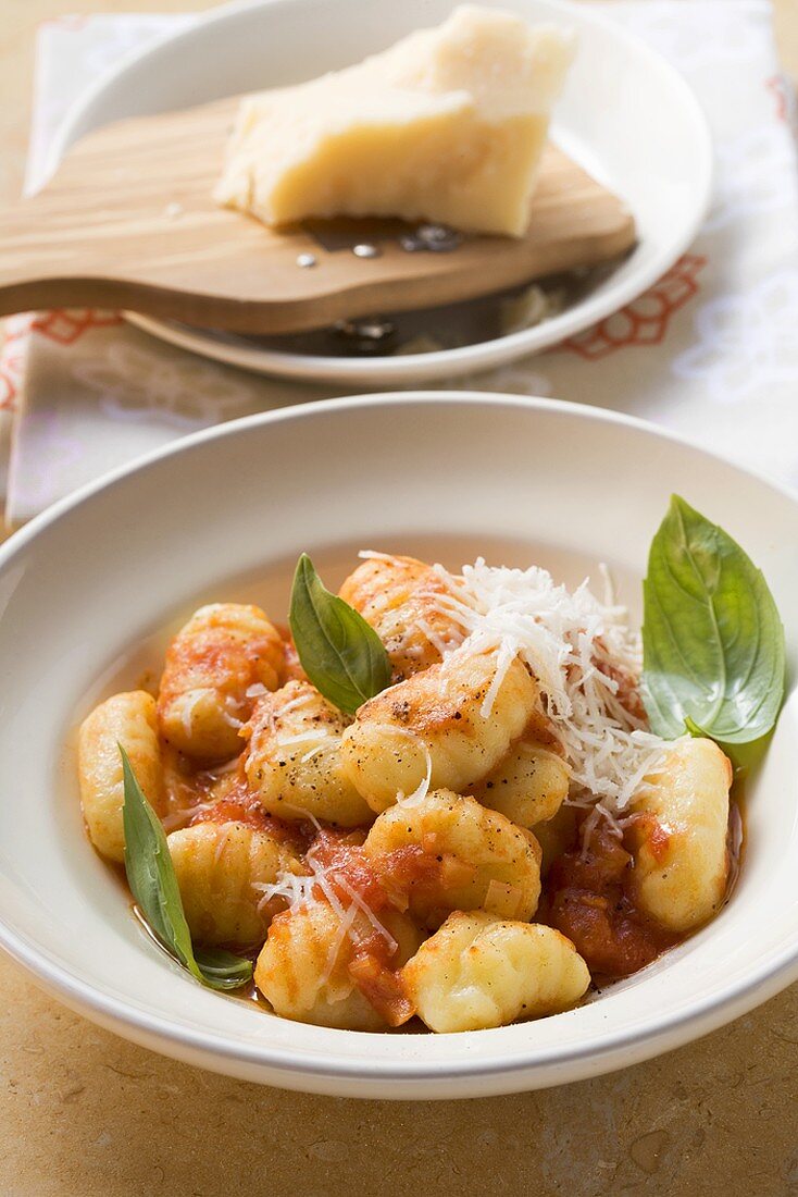 Gnocchi mit Tomatensauce, Parmesan und Basilikum